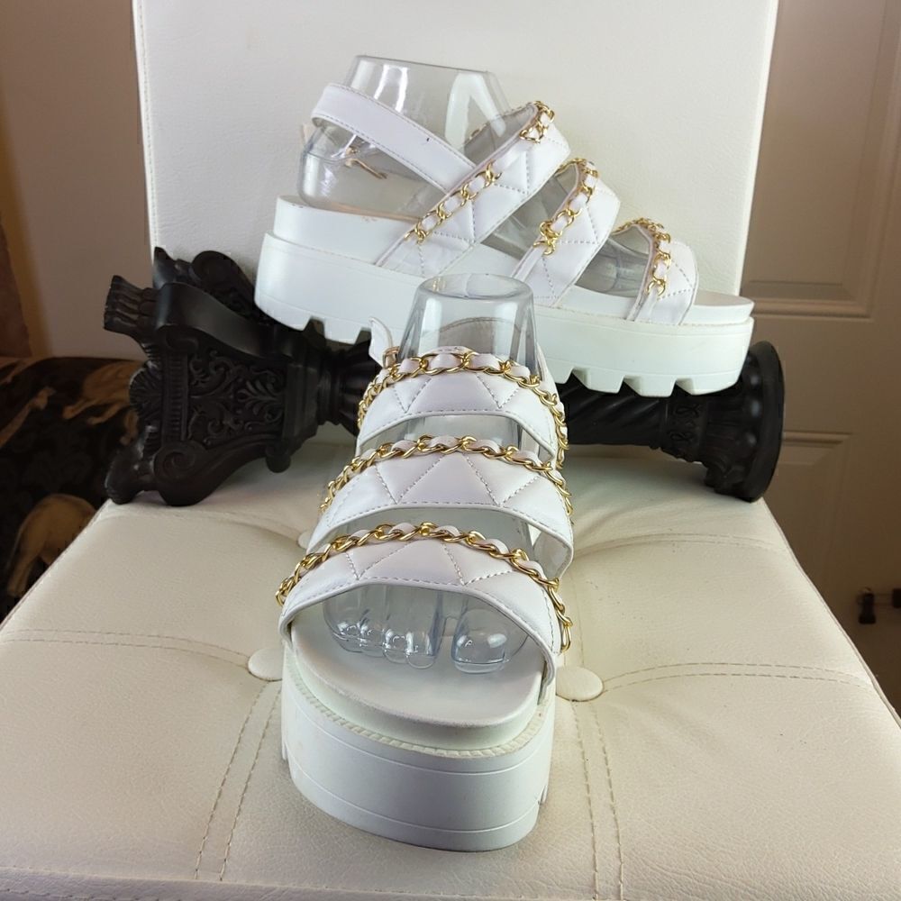 Alata White quilted platform sandals with gold chain